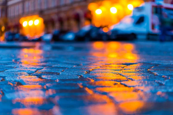 夜の街の明るい光 上の水たまりの反射 — ストック写真