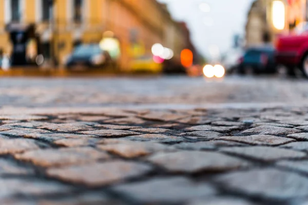 街の通り 石で舗装された上で車に乗る 第十からの眺め — ストック写真