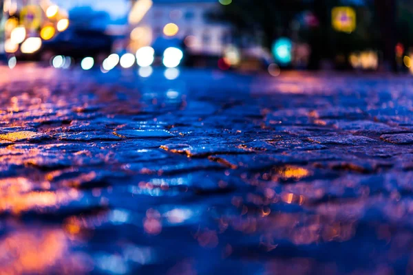 Akşam şehrin parlak ışıkları, yağmurdan sonra saçlar...