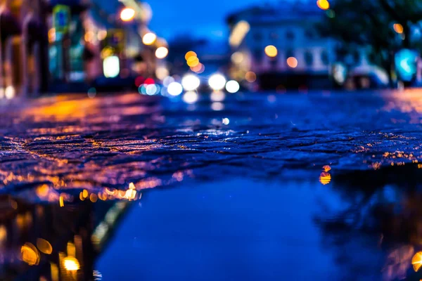 雨の後の夜の街の明るい光 のヘッドライト — ストック写真