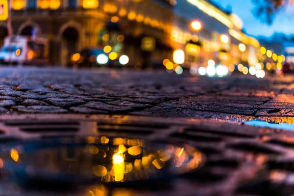 Jasne Światła Wieczornego Miasta Deszczu Reflektory Fro — Zdjęcie stockowe