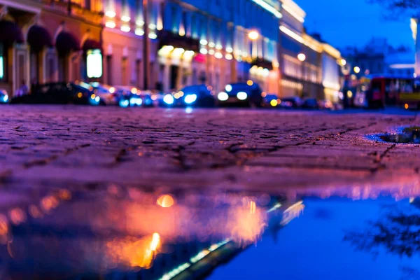 雨の後の夜の街の明るい光 ヘッドライトから — ストック写真