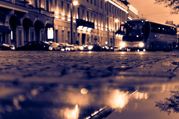 Luzes Brilhantes Cidade Noite Após Chuva Ônibus Turístico — Fotografia de Stock