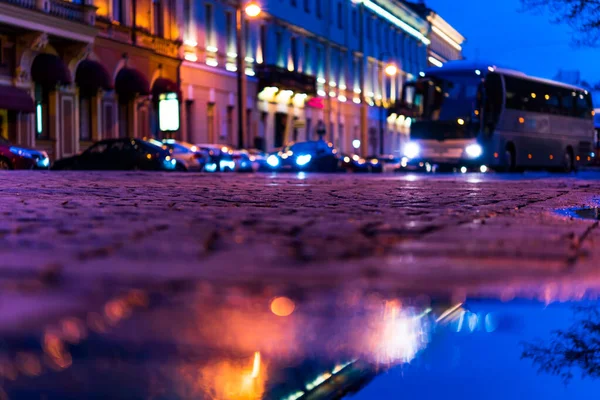 Φωτεινά Φώτα Της Πόλης Βράδυ Μετά Βροχή Τουριστικό Λεωφορείο — Φωτογραφία Αρχείου