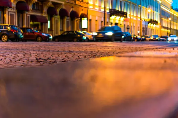 Las Luces Brillantes Ciudad Tarde Los Coches Van Pavimento — Foto de Stock