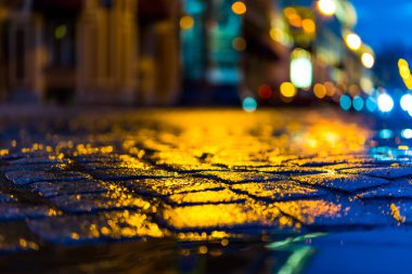 Akşam şehrin parlak ışıkları, yağmurdan sonra, farlar 