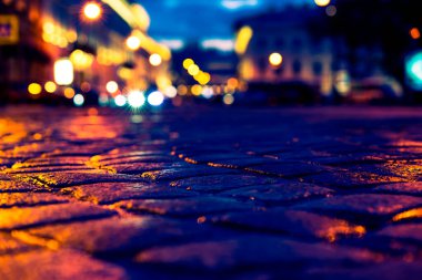 Akşam şehrin parlak ışıkları, yağmurdan sonra saçlar...