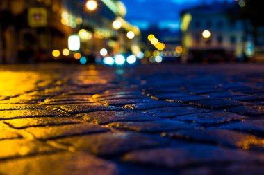 Akşam şehrin parlak ışıkları, yağmurdan sonra saçlar...