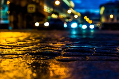 Akşam şehrin parlak ışıkları, yağmurdan sonra saçlar...