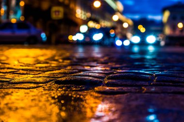 Akşam şehrin parlak ışıkları, yağmurdan sonra saçlar...