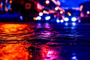 Akşam şehrin parlak ışıkları, yağmurdan sonra saçlar...