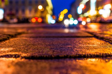 Şehir caddesi taşla döşeli, üzerinde binici arabaları olan. Buradan görüntüle