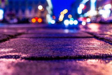 Şehir caddesi taşla döşeli, üzerinde binici arabaları olan. Buradan görüntüle