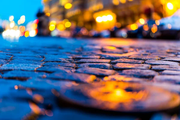 雨の後の夜の街の明るい光 — ストック写真