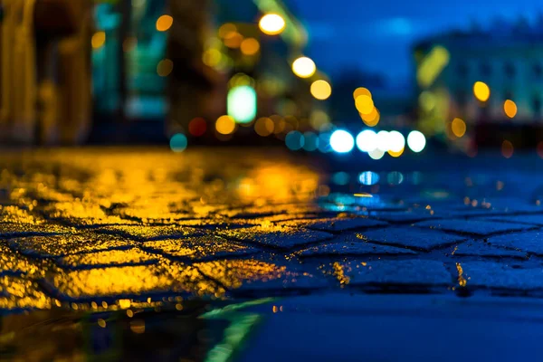 雨の後の夜の街の明るい光 のヘッドライト — ストック写真