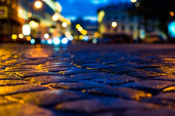 Die Hellen Lichter Der Abendstadt Nach Dem Regen Scheinwerfer Hin — Stockfoto