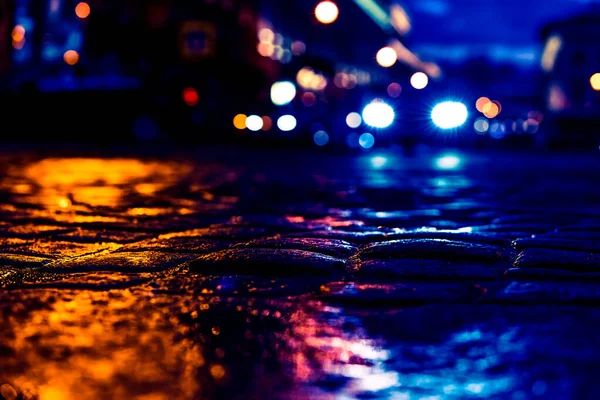 雨の後の夜の街の明るい光 ヘッドライトから — ストック写真