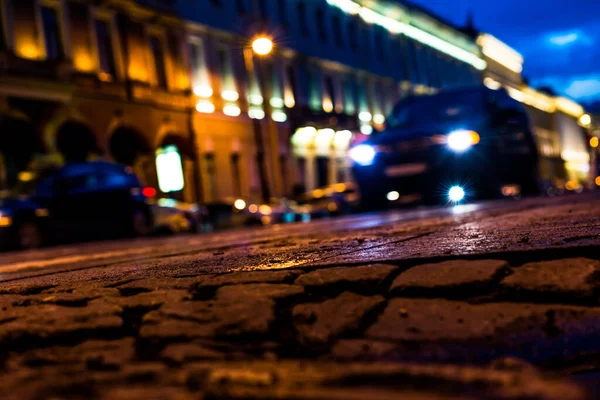 雨の後の夜の街の明るい光 ヘッドライトから — ストック写真