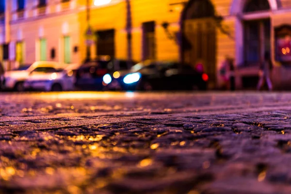 Jasne Światła Wieczornego Miasta Deszczu Reflektory Fro — Zdjęcie stockowe
