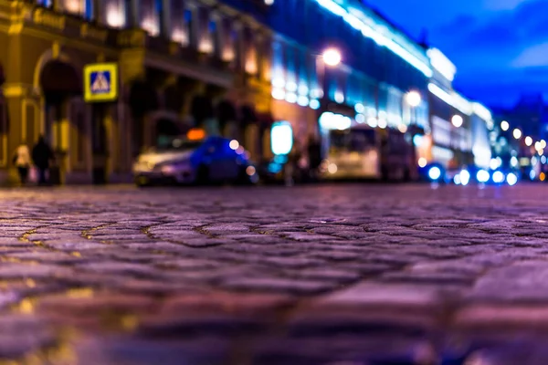 夜の街の明るい光 Tの車からのヘッドライト — ストック写真