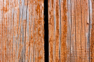 Çatlak boyalı kırık ahşap duvar.