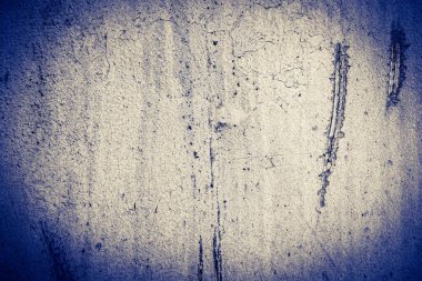 Duvarda çizikler var.