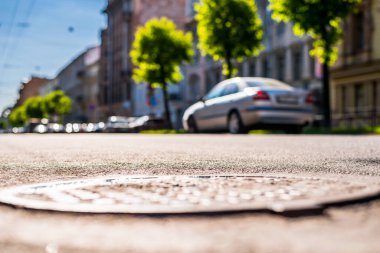 Güneşli bir günde şehir, arabanın gittiği sessiz bir şehir caddesi.