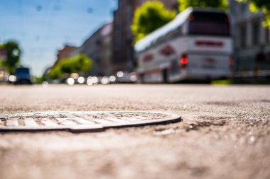 Güneşli bir günde şehir, otobüsün gittiği sessiz bir şehir caddesi.