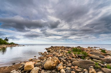 Bulutlu bir günde gölün kayalık kıyısı