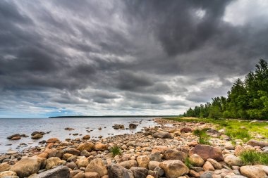 Bulutlu bir günde gölün kayalık kıyısı