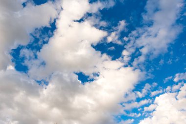 Gökyüzünde kümülüs bulutları