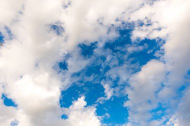 Gökyüzünde kümülüs bulutları