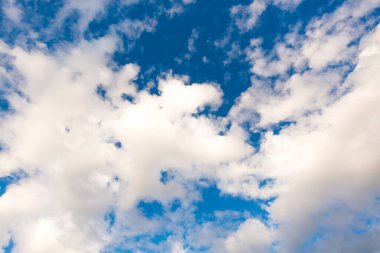 Gökyüzünde kümülüs bulutları