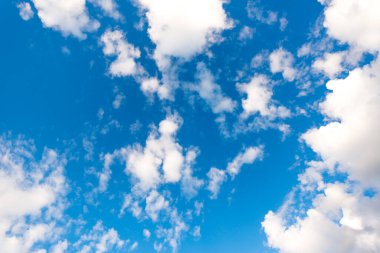 Gökyüzünde kümülüs bulutları