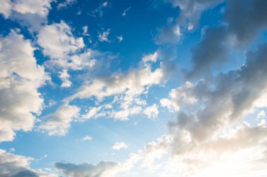 Gökyüzünde güneşli bulutlar
