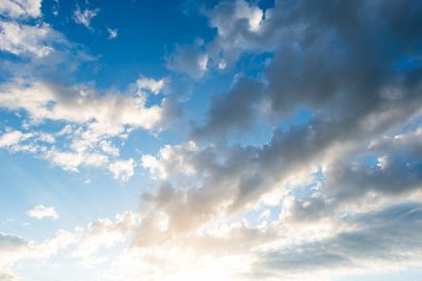 Gökyüzünde güneşli bulutlar