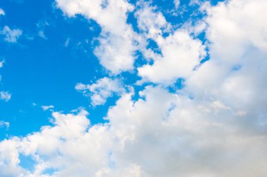Gökyüzünde kümülüs bulutları
