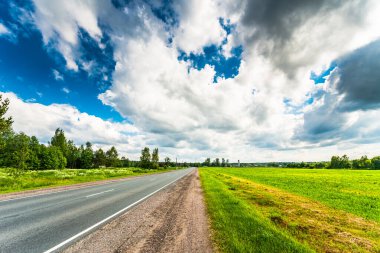 Kırsal yol bulutlu bir günde