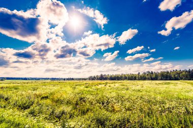 Güneş kümülüs bulutlarından çıkar ve V 'deki bir alanı aydınlatır.