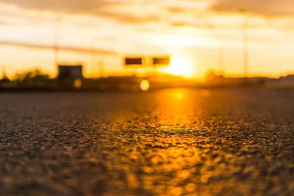 Coucher Soleil Dans Ville Vue Niveau Route — Photo