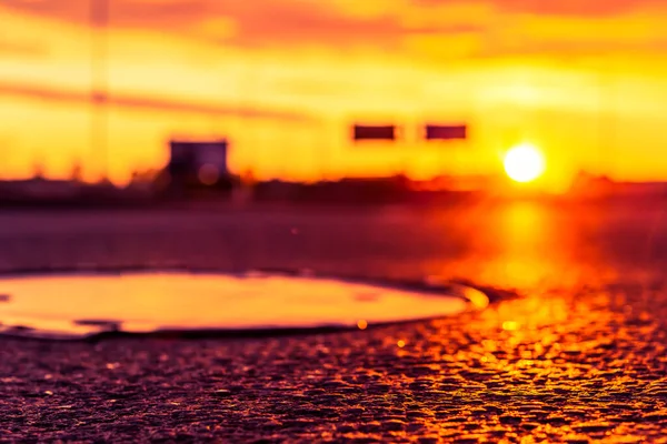 街の夕日 マンホールの道路レベルからの眺め — ストック写真