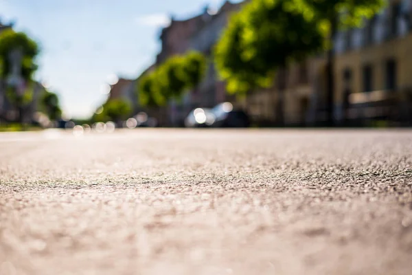 Città Una Giornata Sole Una Strada Tranquilla Con Alberi Auto — Foto Stock