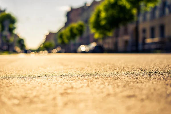 Ciudad Día Soleado Una Calle Tranquila Con Árboles Coches Ver — Foto de Stock