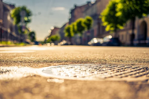 Miasto Słoneczny Dzień Spokojna Ulica Drzewami Samochodami Widok — Zdjęcie stockowe