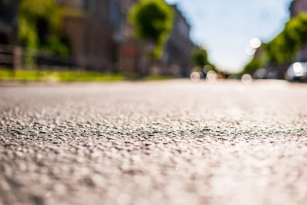 Ciudad Día Soleado Una Calle Tranquila Con Árboles Coches Ver — Foto de Stock