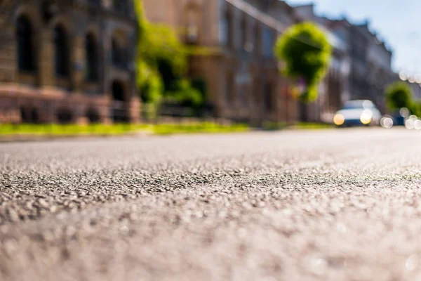 Ciudad Día Soleado Una Calle Tranquila Ciudad Que Coche Viaja — Foto de Stock