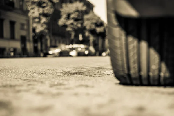 Città Una Giornata Sole Vista Sotto Ruote Una Macchina Parcheggiata — Foto Stock