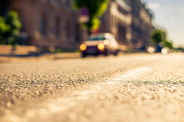 晴れた日には市 車で移動する静かな街の通り — ストック写真