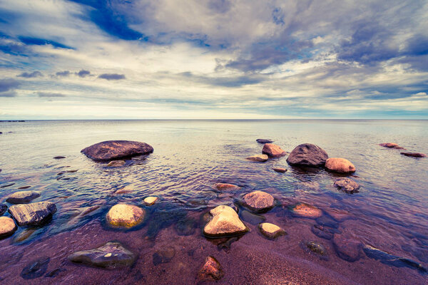 Скалистый берег озера в облачный день