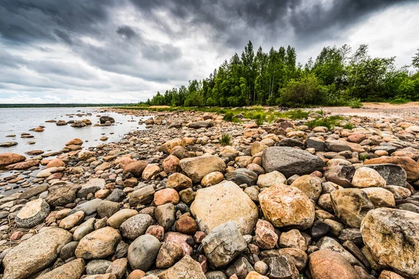 Bulutlu bir günde gölün kayalık kıyısı